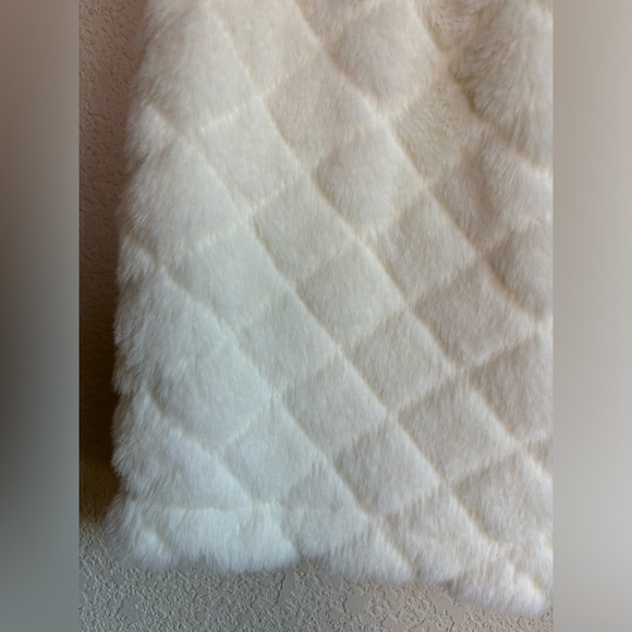 NWT Hot & Delicious White Quilted Faux Fur Drawstring Mini Skirt L - Picture 4 of 8
